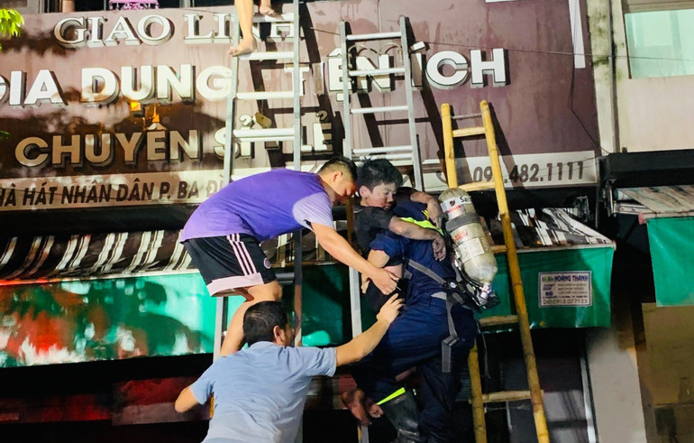 Lực lượng chức năng cứu hộ nạn nhân khỏi khu vực nguy hiểm.