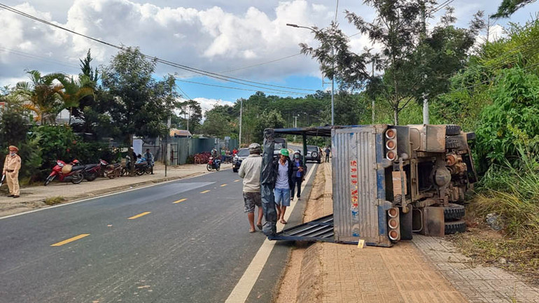 Xe tải lật nghiêng bên đường sau khi va chạm liên hoàn.