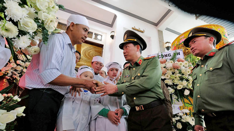 Thiếu tướng Lê Văn Tuyến và Giám đốc Công an tỉnh Lâm Đồng Trương Minh Đương thăm hỏi, động viên thân nhân các liệt sĩ.