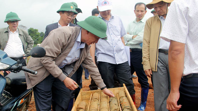 Khi khoan sâu 8-12m thì tầng địa chất tại khu vực dự án chủ yếu là đất cao lanh, đất mùn, độ kết dính kém và thấm nước cao.