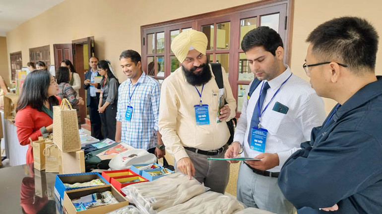 Doanh nghiệp Ấn Độ tìm hiểu tơ lụa tại chương trình. Doanh nghiệp Ấn Độ tìm hiểu tơ lụa tại chương trình.