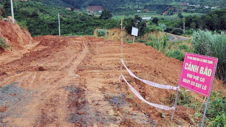 Con đường dẫn vào khu sản xuất của người dân bị sụt lún.