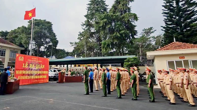 Quang cảnh lễ ra quân tổng kiểm soát xe kinh doanh vận tải hành khách và hàng hóa trên địa bàn tỉnh Lâm Đồng.