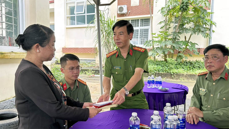 Đại diện Ban Giám đốc Công an tỉnh Lâm Đồng thăm viếng, chia buồn cùng gia đình anh Phạm Ngọc Anh.