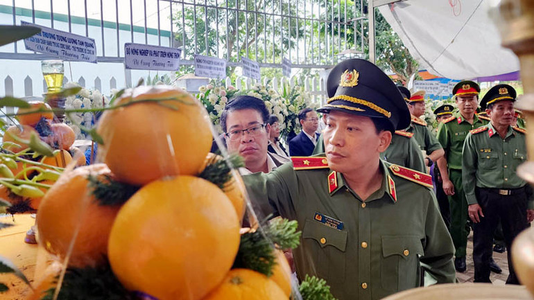 Thứ trưởng Công an Lê Văn Tuyến và lãnh đạo tỉnh Lâm Đồng viếng các cán bộ, chiến sĩ cảnh sát giao thông hy sinh khi làm nhiệm vụ trên đèo Bảo Lộc.