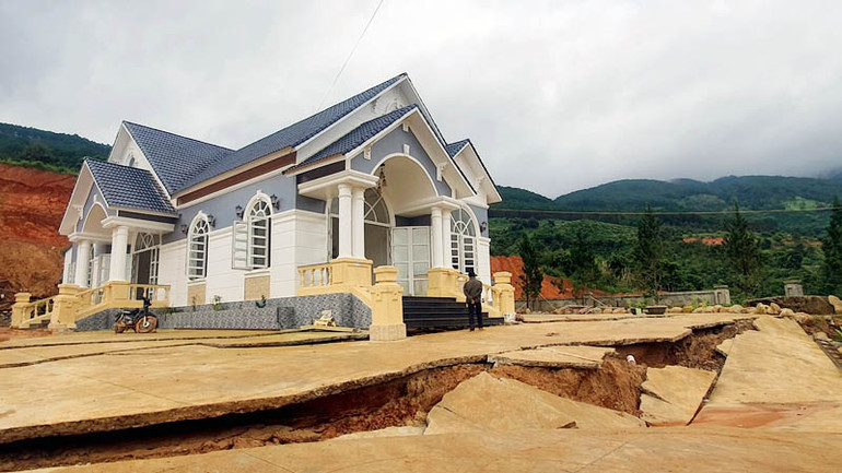 Nhiều ngôi nhà của người dân gần khu vực dự án hồ chứa nước Đông Thanh bị sụt lún, nứt nẻ do sạt trượt đất.