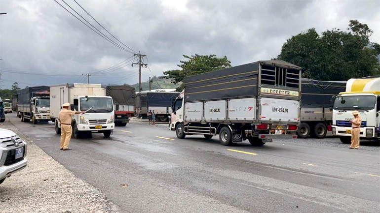 Các phương tiện đã được lưu thông qua tuyến đèo Bảo Lộc. Các phương tiện đã được lưu thông qua tuyến đèo Bảo Lộc.