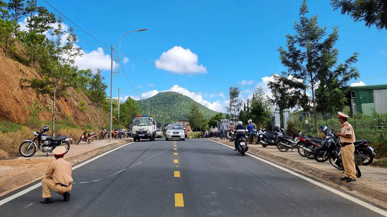 Lực lượng cảnh sát giao thông xử lý hiện trường.