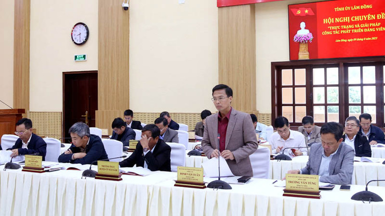 Đại biểu phát biểu ý kiến tham luận tại hội nghị.