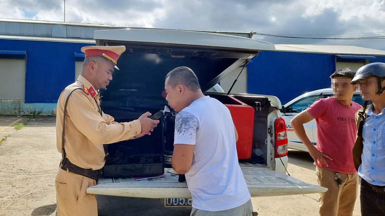 Lực lượng chức năng kiểm tra nhanh nồng độ cồn với những lái xe liên quan vụ tai nạn.