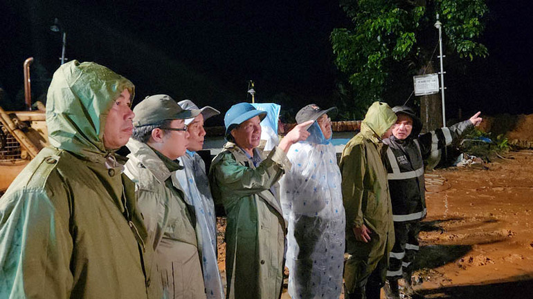 Các đồng chí lãnh đạo tỉnh Lâm Đồng chỉ đạo công tác cứu nạn, cứu hộ tại hiện trường vụ sạt lở trên đèo Bảo Lộc ngày 30/7.