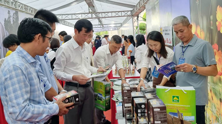 Doanh nghiệp các tỉnh Tây Nguyên giới thiệu sản phẩm tại khuôn khổ hội nghị.