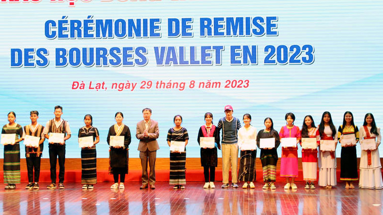 Giáo sư Odon Vallet và Chủ tịch Ủy ban nhân dân thành phố Đà Lạt Đặng Quang Tú trao học bổng Vallet tặng các học sinh đồng bào dân tộc thiểu số tại Tây Nguyên.
