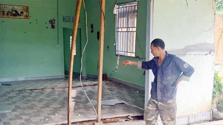 Ngôi nhà của gia đình ông Tái xuất hiện chằng chịt vết nứt.