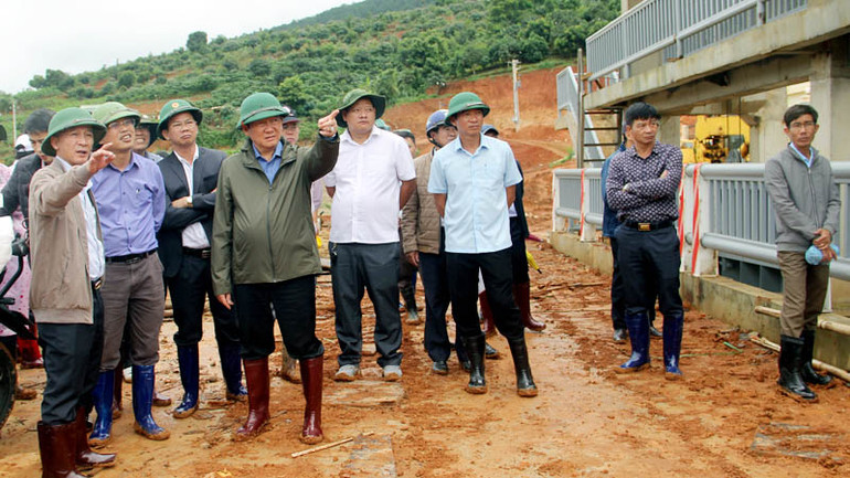 Chủ tịch Ủy ban nhân dân tỉnh Lâm Đồng Trần Văn Hiệp (bìa trái) đề nghị mời chuyên gia, nhà khoa học nghiên cứu, đánh giá, đưa ra kết luận cụ thể về nguyên nhân sụt lún, sạt trượt đất tại khu vực.