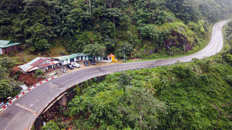 Mặt đường tuyến đèo Bảo Lộc đã được làm sạch để bảo đảm an toàn giao thông. Mặt đường tuyến đèo Bảo Lộc đã được làm sạch để bảo đảm an toàn giao thông.