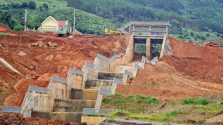 Một số hạng mục công trình tại dự án hồ chứa nước Đông Thanh bị ảnh hưởng do sạt trượt đất.