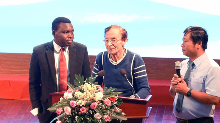 Giáo sư Odon Vallet chia sẻ tại Lễ trao học bổng.