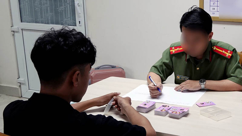 Các đối tượng khai nhận, mỗi ngày phát từ 3.000 đến 5.000 tấm danh thiếp "lạ". (Ảnh: Công an cung cấp)