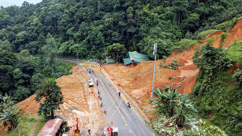 Khu vực sạt lở nghiêm trọng trên đèo Bảo Lộc đã được xử lý, giao thông qua đèo đã được khôi phục lúc 10 giờ 30 phút ngày 1/8. Khu vực sạt lở nghiêm trọng trên đèo Bảo Lộc đã được xử lý, giao thông qua đèo đã được khôi phục lúc 10 giờ 30 phút ngày 1/8.