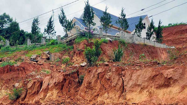 Tình trạng sụt lún, sạt trượt đất có nguy cơ làm sập nhà dân.