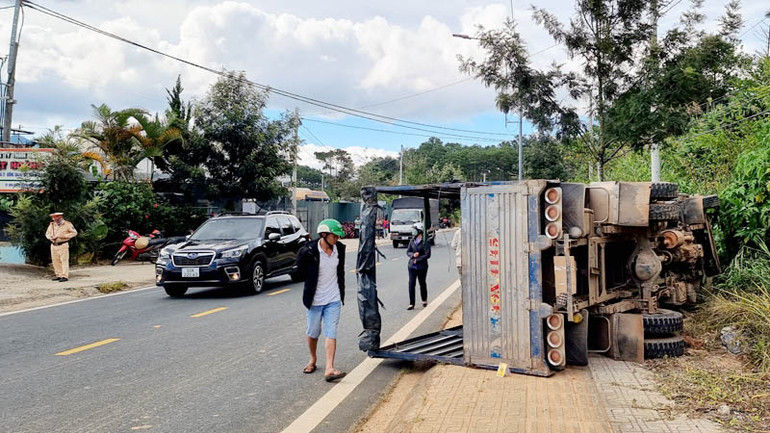 Xe tải lật nghiêng bên đường sau khi va chạm liên hoàn.