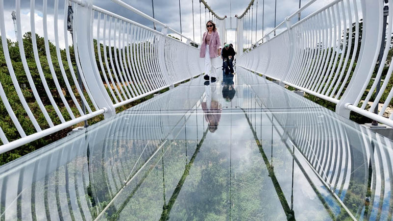 Mặt cầu là kính cường lực ứng dụng công nghệ 7D mang đến những hiệu ứng đặc biệt.