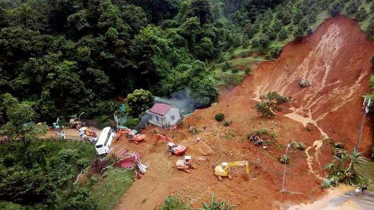 Hiện trường vụ sạt lở nghiêm trọng trên đèo Bảo Lộc. Hiện trường vụ sạt lở nghiêm trọng trên đèo Bảo Lộc.