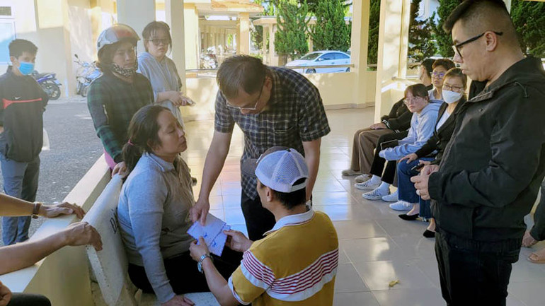 Chủ tịch UBND thành phố Đà Lạt thăm hỏi, hỗ trợ gia đình các nạn nhân.