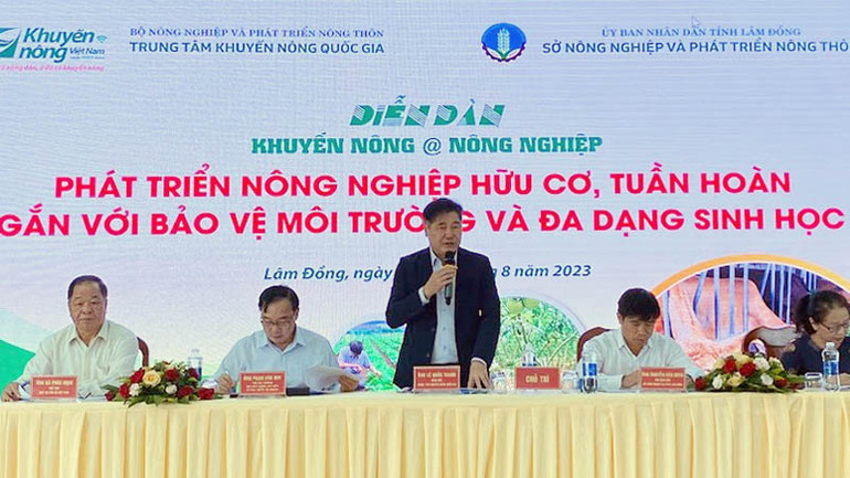 Giám đốc Trung tâm Khuyến nông Quốc gia Lê Quốc Thanh phát biểu ý kiến tại diễn đàn.