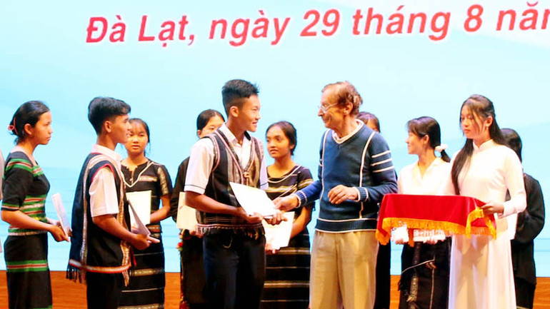 Trao học bổng Vallet tặng các học sinh đồng bào dân tộc thiểu số học giỏi.