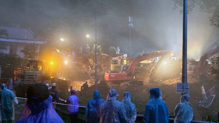 Các lực lượng triển khai công tác cứu nạn, cứu hộ xuyên đêm.