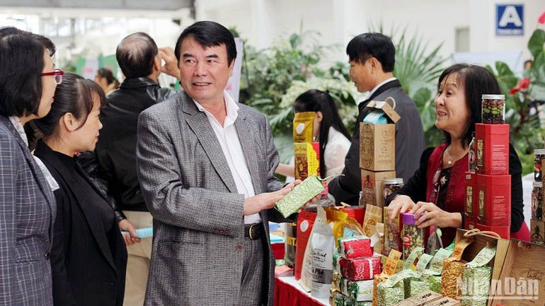 Phó Chủ tịch UBND tỉnh Lâm Đồng Phạm S "tiếp thị" nông sản đặc trưng của tỉnh với các đơn vị quản lý sàn thương mại điện tử trong khuôn khổ hội nghị.