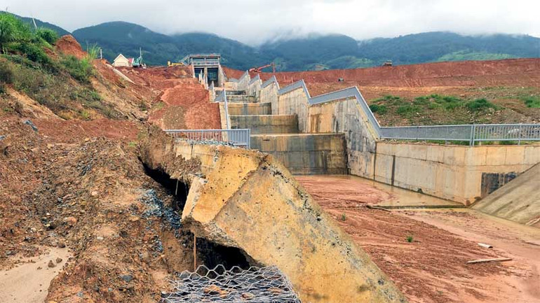 Tường công trình bể tiêu năng hồ chứa nước Đông Thanh bị đẩy nghiêng.