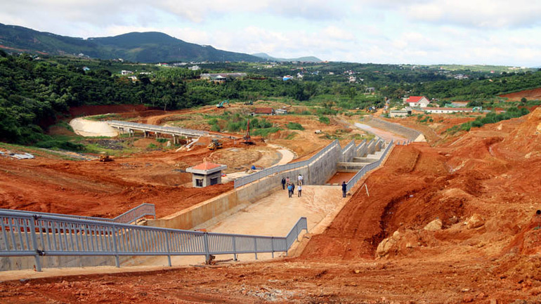 Công trình hồ chứa nước Đông Thanh tạm dừng thi công để xử lý tình trạng sụt lún, sạt trượt đất.