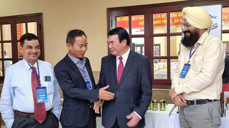 Phó Chủ tịch Ủy ban nhân dân tỉnh Lâm Đồng Phạm S (thứ hai, bên phải) trao đổi với đại biểu bên lề hội nghị.