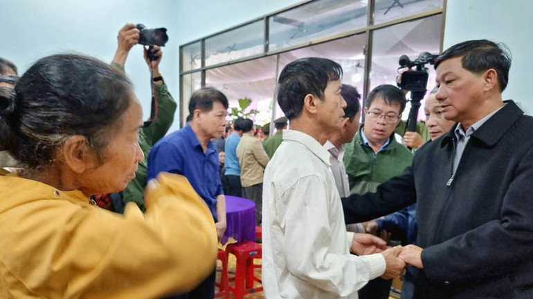 Lãnh đạo tỉnh Lâm Đồng thăm hỏi, chia buồn cùng cha của liệt sĩ, Đại úy Lê Ánh Sáng.