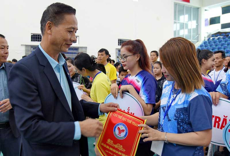 Ban tổ chức trao cờ lưu niệm cho các đoàn tham gia giải.