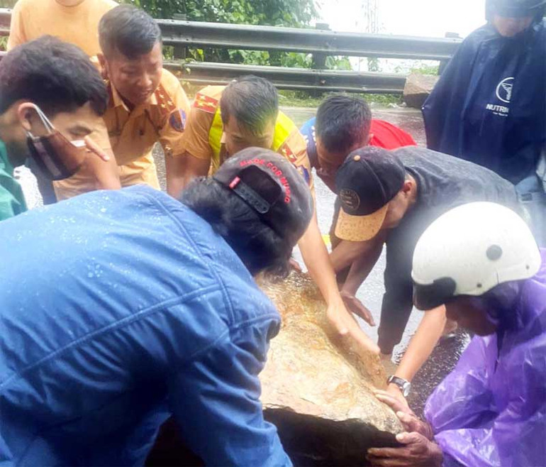 Hình ảnh cán bộ, chiến sĩ cảnh sát giao thông chốt đèo Bảo Lộc cùng người dân vần đá để xe lưu thông thuận lợi trên đèo được chia sẻ trên mạng xã hội.