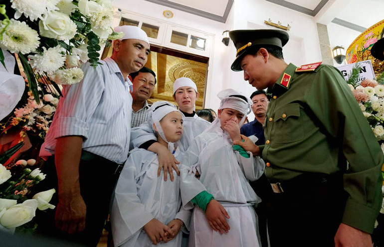 Thiếu tướng Lê Văn Tuyến thăm hỏi, động viên thân nhân liệt sĩ, Trung tá Nguyễn Khắc Thường.