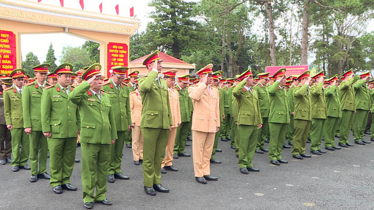 Mỗi cán bộ, chiến sĩ Công an tỉnh Lâm Đồng phát huy truyền thống Anh hùng cách mạng, nguyện đem sức lực, trí tuệ phụng sự Tổ quốc, phục vụ nhân dân. Mỗi cán bộ, chiến sĩ Công an tỉnh Lâm Đồng phát huy truyền thống Anh hùng cách mạng, nguyện đem sức lực, trí tuệ phụng sự Tổ quốc, phục vụ nhân dân.