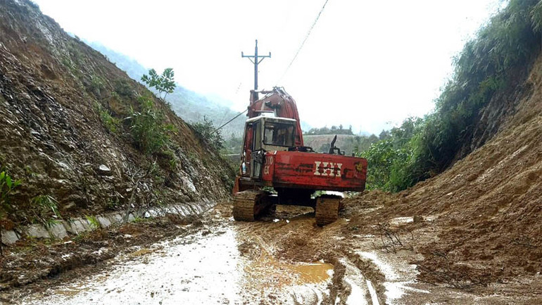 Xã Phước Lộc đã nỗ lực thông đường sau khi sạt lở gây chia cắt. Xã Phước Lộc đã nỗ lực thông đường sau khi sạt lở gây chia cắt.