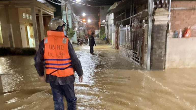 Lực lượng chức năng xã Lộc Châu túc trực tại các điểm ngập lụt để cảnh báo và hỗ trợ người dân. Lực lượng chức năng xã Lộc Châu túc trực tại các điểm ngập lụt để cảnh báo và hỗ trợ người dân.