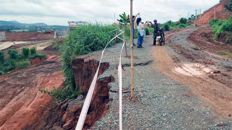 Đường giao thông cạnh dự án hồ chứa nước Đông Thanh bị sạt lở.