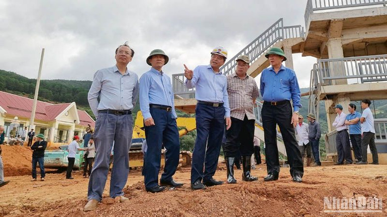 Thứ trưởng Nông nghiệp và Phát triển nông thôn Nguyễn Hoàng Hiệp, Phó trưởng Ban Chỉ đạo quốc gia về phòng, chống thiên tai (giữa), kiểm tra hiện trường sự cố sạt trượt đất tại dự án hồ chứa nước Đông Thanh.