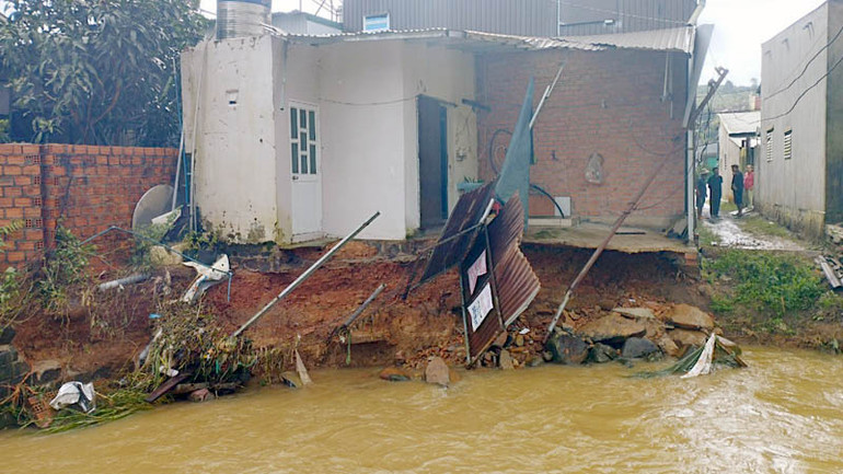 Mưa lớn khiến nước suối Đại Lào chảy xiết, nguy cơ sạt lở buộc 1 hộ dân tại thôn 2, xã Đại Lào, phải sơ tán. Mưa lớn khiến nước suối Đại Lào chảy xiết, nguy cơ sạt lở buộc 1 hộ dân tại thôn 2, xã Đại Lào, phải sơ tán.