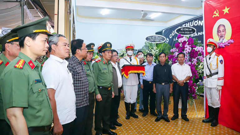 Đoàn công tác của Bộ Công an và lãnh đạo tỉnh Lâm Đồng tại Lễ trao bằng “Tổ quốc ghi công” cho thân nhân 3 liệt sĩ hy sinh trong khi làm nhiệm vụ trên đèo Bảo Lộc.