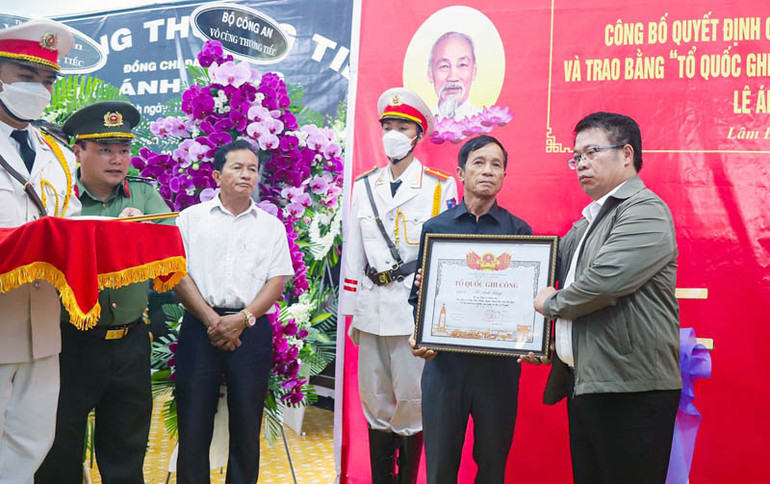Phó Chủ tịch UBND tỉnh Lâm Đồng Nguyễn Ngọc Phúc trao bằng "Tổ quốc ghi công" cho thân nhân gia đình liệt sĩ Lê Ánh Sáng.