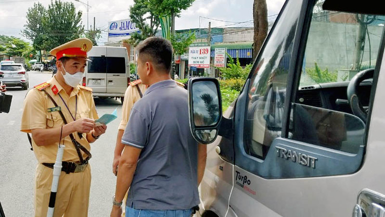 Lực lượng Cảnh sát giao thông tổ chức kiểm tra xe khách trên địa bàn Lâm Đồng.