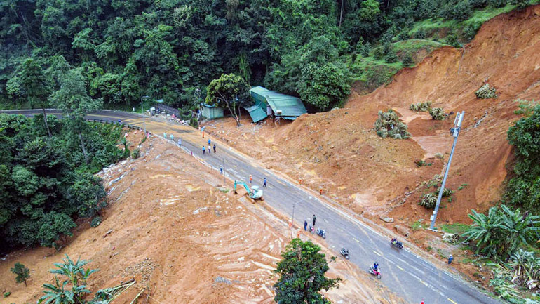 Khu vực sạt lở nghiêm trọng trên đèo Bảo Lộc đã được khẩn trương xử lý. Khu vực sạt lở nghiêm trọng trên đèo Bảo Lộc đã được khẩn trương xử lý.